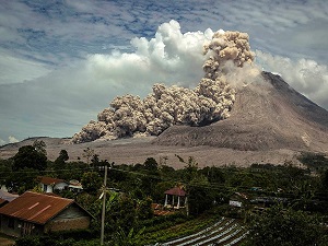 Sinabung yanardağı hareketliliği alarm seviyesinde