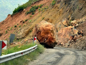 Kaya parçası yola düştü