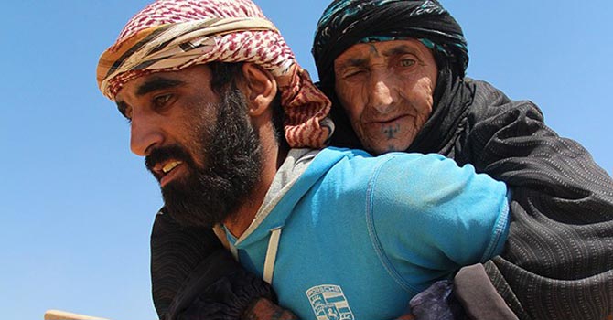 Bombalardan kaçıp Türkiye'ye sığınıyorlar