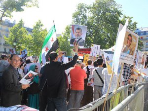Paris'te Mursi'ye destek eylemi