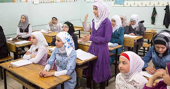 Suriyeli yetimlerin mezuniyet heyecanı