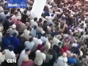 Camide yüzlerce kişi kavga etti!