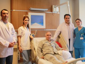 Beş santimlik kesiden kalp kapakçığı değişti