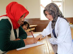 Çocuklarını okuturken annelerini de okuryazar yaptı