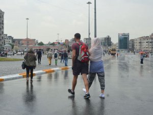 Taksim’de vatandaşlar yağmura hazırlıksız yakalandı