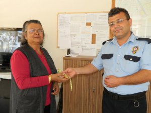 Pazarda bulduğu altınları polise teslim etti