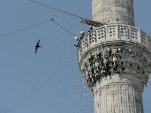 "Camilerin gerdanlığı" mahyalar ramazan için hazırlanıyor