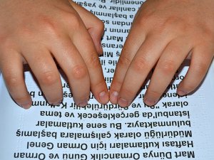 Görme engelli öğrencilere kitap okuma cihazı