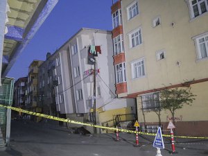 Gaziosmanpaşa'da 5 katlı bina yan yattı