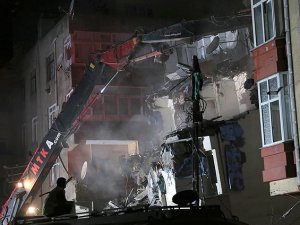 Gaziosmanpaşa'da yan yatan binanın yıkımına başlandı