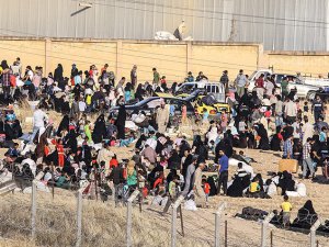 Bombardımandan kaçan Suriyelilerin bekleyişi sürüyo