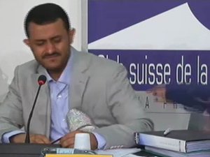 Husi lidere basın toplantısında ayakkabı fırlatıldı