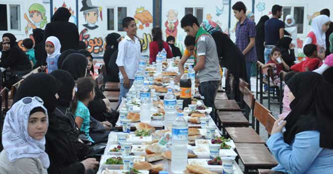 Üniversite öğrencilerinden Suriyeli yetimlere iftar