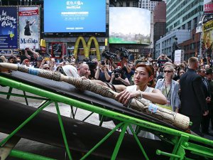 Times Meydanı'nda 1 ton fil dişi imha edildi