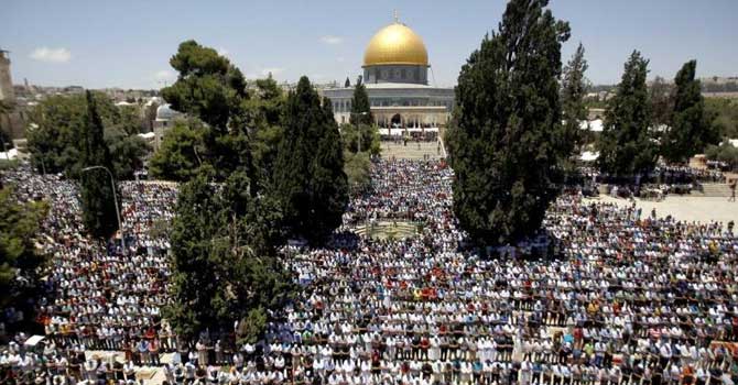 İsrail'e rağmen Mescid-i Aksa'da 200 bin Filistinli