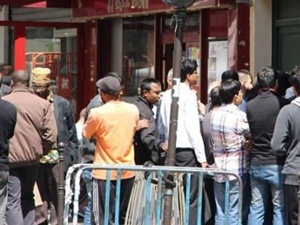 Namaz kılmak için sıra bekliyorlar...