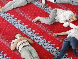 Camilerde önce namaz sonra uyku