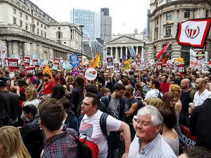 İngiltere'de hükümet protesto edildi