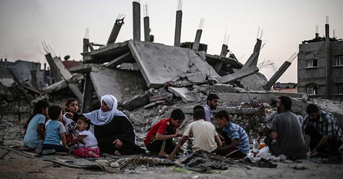 Gazze'de enkaz arasında iftar