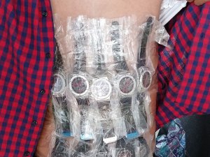 Vücutlarına sardıkları 239 kol saatiyle yakalandılar