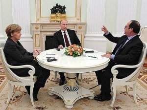 Putin, Hollande ve Merkel'le Ukrayna'yı görüştü