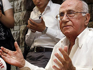 Gazeteci-Yazar Cüneyt Arcayürek hayatını kaybetti