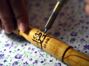 Hat ve yakma sanatıyla 'ney'i süslüyor