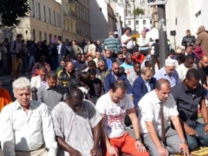 Yer olmadığından iki defa Cuma namazı kıldılar!