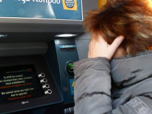 Yunanistan'da halk bankamatiklere hücum etti