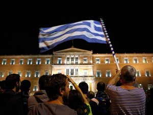 Yunanistan'da halk oylamasına onay