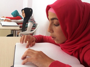 Kur'an-ı Kerim'i gönül gözüyle öğreniyorlar