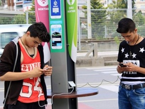 Güneş enerjisi ile telefon şarjı