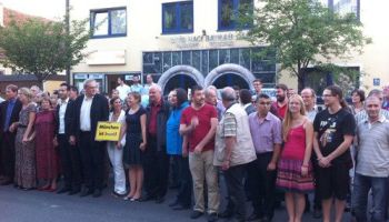 Münihliler Saldırıya Uğrayan Camiye Sahip Çıktı