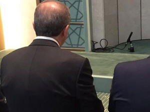 Saray'daki camide ilk namaz