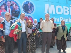 Otobüsle ihtiyaç sahiplerine giysi yardımı