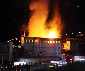 İzmir'de yağ fabrikasında yangın