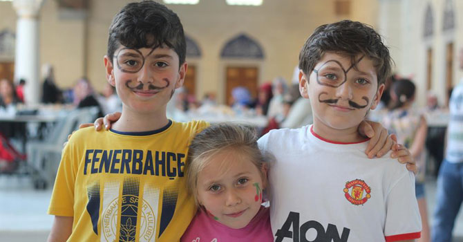 Çocuklar camiye koşarak geliyor