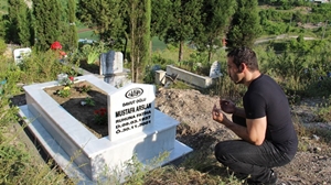 Yıllar sonra babasının mezarını buldu
