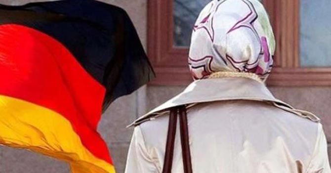 Müslüman kadınlar sokağa çıkamıyor