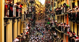 Boğalarla koşu başladı