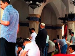 Halk ibadetini yapıyor ama bir tedirginlik var