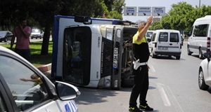 Yan yatan kamyonetten burunları bile kanamadan çıktılar