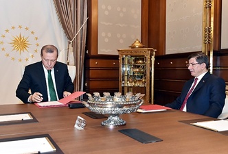 Erdoğan hükümeti kurma görevini Davutoğlu'na verdi