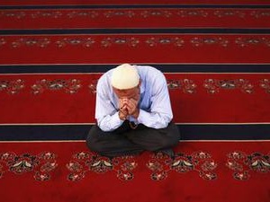 Müslüman olan profesörün ilk namazı