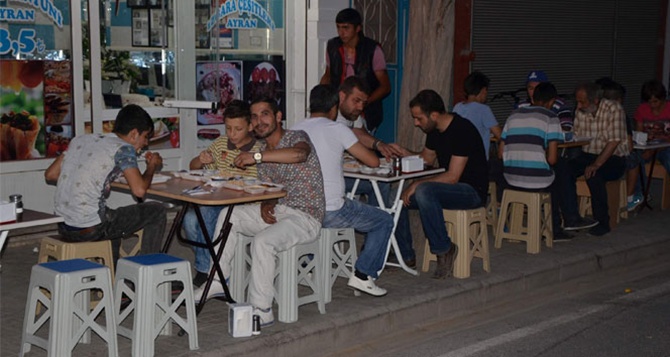 Dükkanı küçük gönlü büyük esnaf