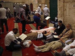 Mescid-i Aksa'da yüzlerce kişi itikafa girdi