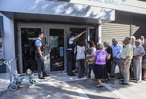 Yunanistan'daki bankalar anlaşmaya rağmen kapalı