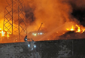 Kağıt fabrikasındaki yangın korkuttu