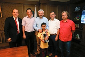 Avrupa üçüncüsü 7 yaşındaki satranççıya başkandan altın