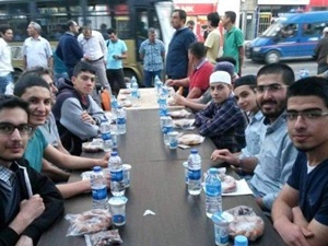 İHH'nın mütevazı iftar programı